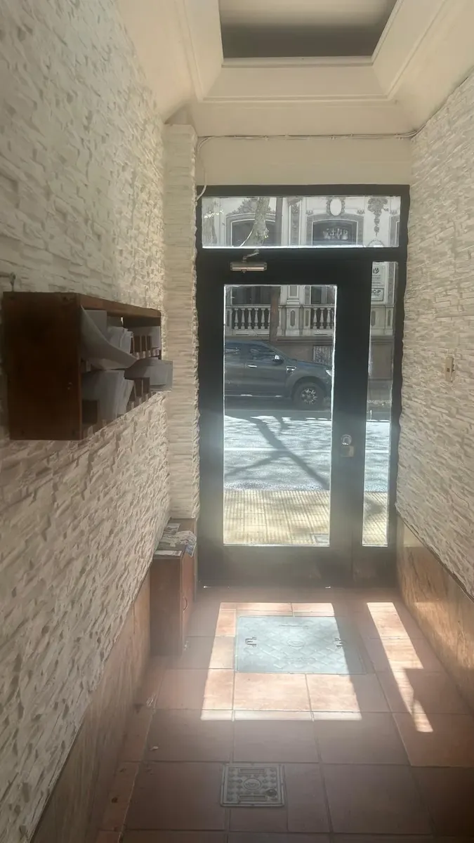 Apartamento 1 Dormitorio Muy Amplio Y Living Muy Comodo En El Cordón Segundo Piso Por Escalera Gastos Comunes Bajos 2500 A 3000 Pesos Por Mes Preferentemente Por Aseguradora Se Alquila A 21500 Pesos · Foto 2