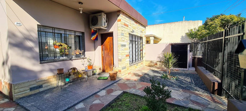 Casa  En Venta En Morón,  G.b.a. Zona Oeste 3 Ambientes Toma Permuta Villa Insuperable O Lomas Del Mirador 