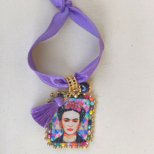Imagen 2 de 2 de Pulsera Resorte Con Escapulario Figura