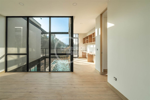 Casa En Venta De 6 Dorm. En Colina