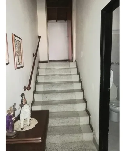 Venta De Casa Unifamiliar Con Aire En La Castellana.