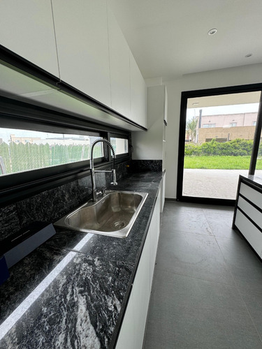 Casa 5 Ambientes En Venta. Lagos De Canning 1
