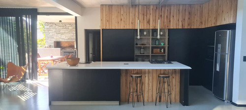 Casa En Venta - 3 Dormitorios 4 Baños - Cochera - 900mts2 - Ituzaingó