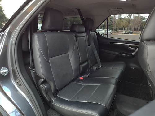 Imagen 19 de 20 de Toyota Hilux Sw4 2023 Srx 4x4 At 7 Asientos Abasto Motors