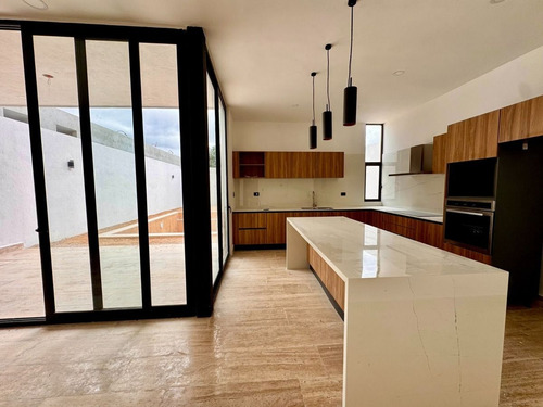 Casa En Venta De 4 Recamaras En Privada Ubicada En Xcanatun