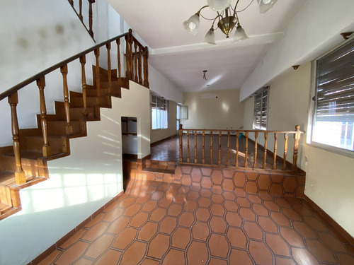Venta - Casa - Monte Castro - Apto Credito - Lote Propio - 6 Ambientes - Cochera - Permuta