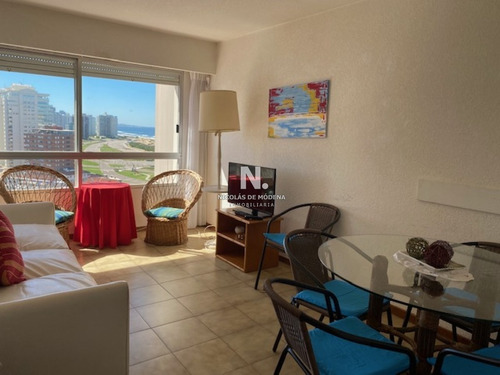 Apartamento En Playa Mansa A 1 Cuadra Del Mar Y A Dos De La Playa Brava-ref:556