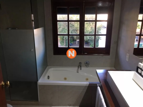Muy Linda Casa En Venta, Gran Terreno Y Barbacoa