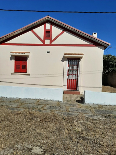 Hermosa Casa En La Floresta.  A 30 Metros De La Playa. 