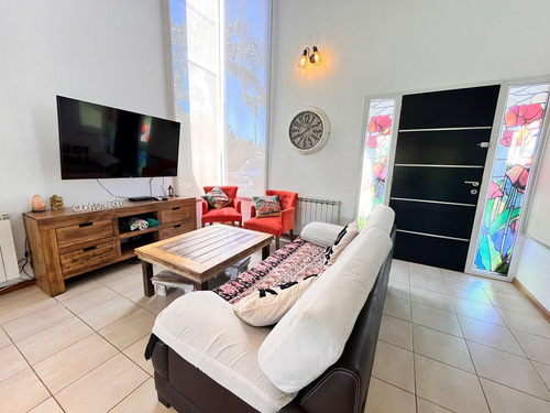 Venta Casa De Tres Dormitorios Con Galeria Y Pileta En Barrio Privado Cadaqués Funes Hills