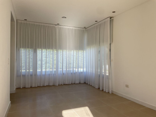 Luminosa Propiedad En Venta, Brickland, Canning.