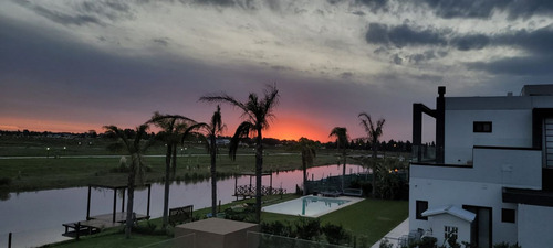 Venta De Casa Con Fondo A La Laguna, En Principado Canning