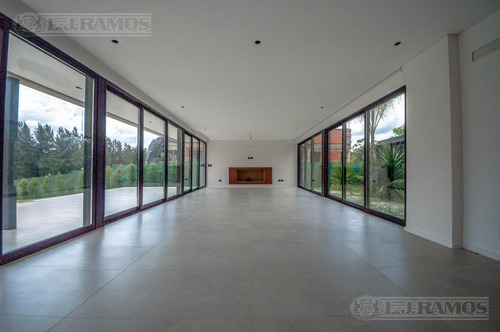 Imagen 8 de 27 de Casa A Estrenar Sobre El Lago - Lagos Del Golf