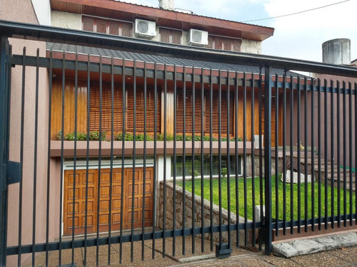 Imagen 2 de 24 de Chalet 4 Ambientes Con Quincho Y Fondo Libre