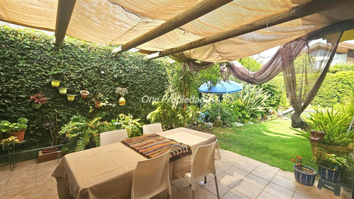 Casa En Venta De 4 Dorm.3 Baños Estar Servicio En Las Condes