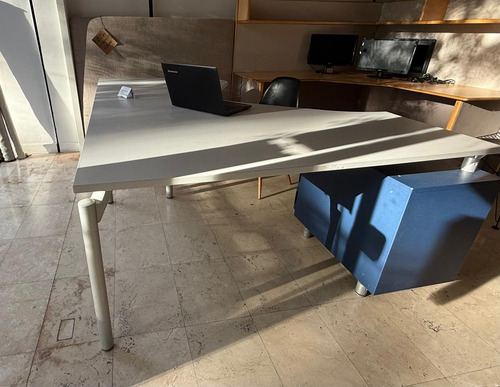 Escritorio A22 Moderno Gerencial Con Cajonera Y Porta Cpu Gris Claro (Usado)
