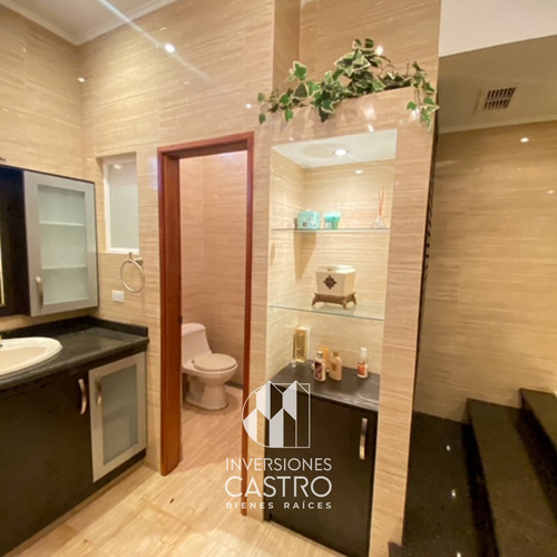 ¡bajó De Precio! En Venta: Exclusiva Casa Con Acabados De Lujo, Amoblada Y Lista Para Mudarse. Ubicada En Urb. Villa Granada C.r. Granada Hills. Circuito Cerrado Y Vigilancia Las 24hrs.