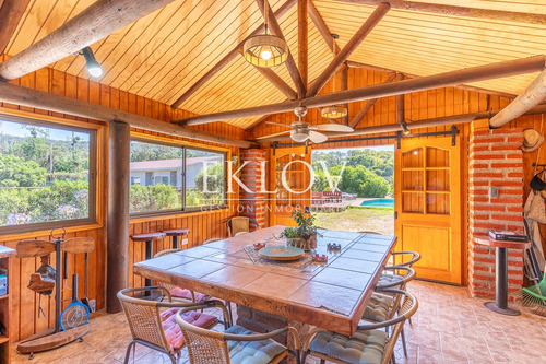 Casa Con Quincho Y Cabaña En Mantagua, 2.528m² De Terreno