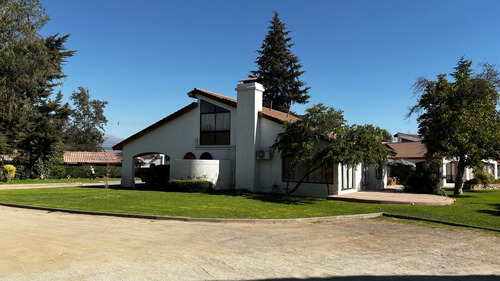 Venta De Espectacular Propiedad En Pirque. Gran Casona, Ubic