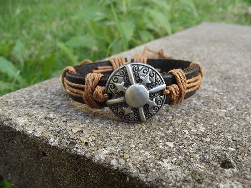 Imagem 3 de 4 de Pulseira Escudo | Marrom Claro