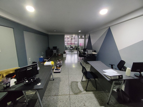 Se Venden 2 Locales Comerciales En La Avenida Bolívar Sur ( Av. Las Ferias) En El Edificio Impera . Minerva K