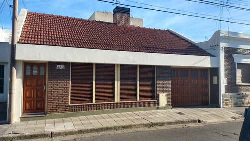 Casa En Venta De 4 Dormitorios C/ Cochera En Universitario