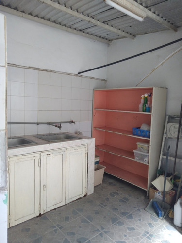 Imagen 20 de 21 de Casa-quinta De Dos Plantas En Calle Cerrada