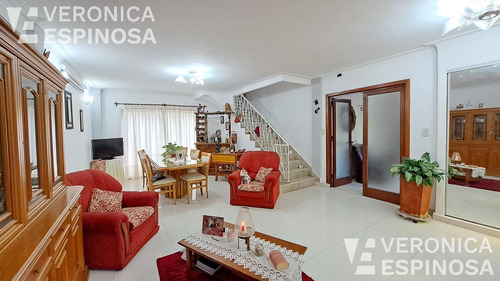 Casa En Venta En Villa Luzuriaga, 5 Ambientes