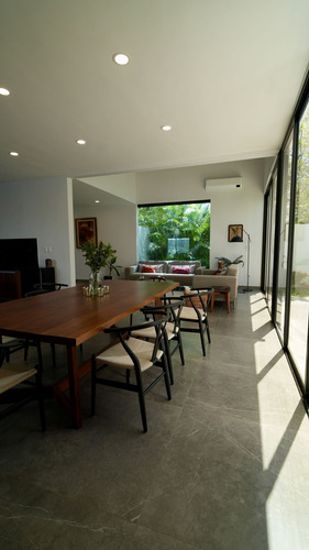 Casa En Venta En Mérida. Priv. Parque Natura En Esquina Y Alberca, Con Paneles