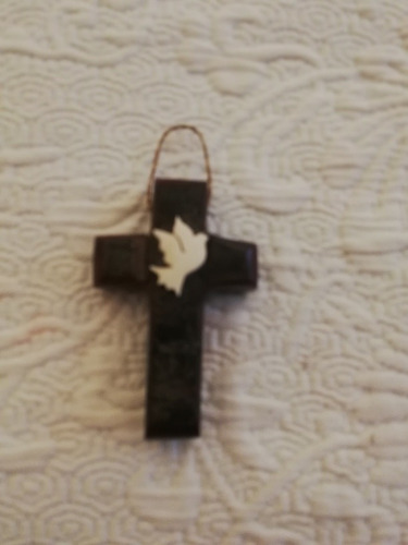 Cruz De Madera. Con Paloma Símil Nácar. Usada. Colgante (Usado)