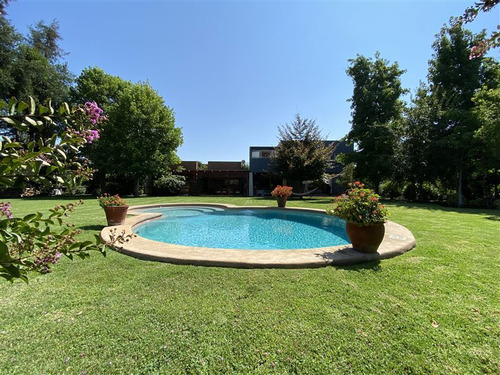 Casa En Venta De 5 Dorm. En Colina