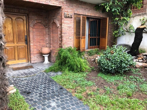 Imagen 2 de 30 de Casa En Venta De 3 Dormitorios C/ Cochera En Lomas Del Mirador