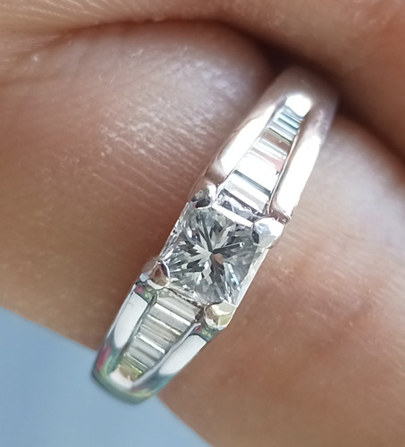 Anillo Compromiso Platino Pt950 Diamante Central Baget .42ct Plateado (Usado)