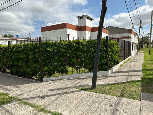 Casa Con Lote En Esquina