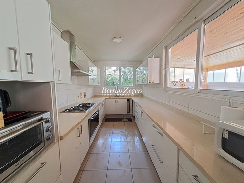 Casa En Venta, 4 Dormitorios 4 Baños, Sala De Estar La Reina