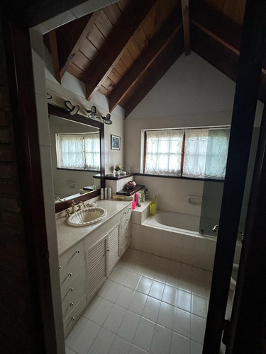 Casa Sobre Golf De Muy Buena Calidad En Excelente Ubicación 2 Lotes