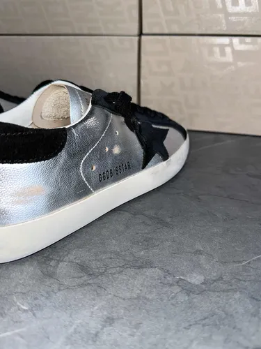 Golden goose costo hotsell