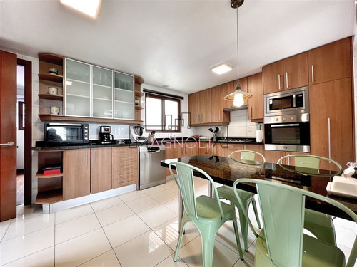 Casa En Venta De 5 Dorm. En Las Condes