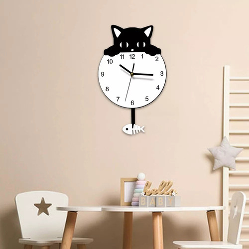 A El Pez Gato Oscila Y El Reloj De Pared Decorado Con