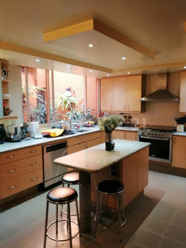 Casa De 3 Niveles Con Amplios Espacios Y 4 Habitaciones Privilegiada