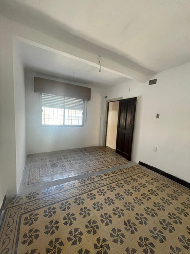 Alquiler De Casa Estilo Apartamento De 4 Dormitorios En General Flores Y Propios Con Garaje Y Patio Con Parrillero Por Favor Tener Garantia: Anda Ó Cgn.