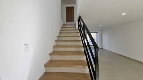 Casa En Venta En El Refugio, 3 Recámaras, 2.5 Baños, Alberca, Seguridad, Lujo!