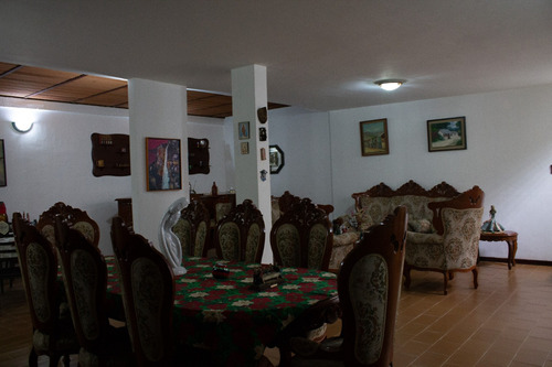 En Venta Espaciosa Casa En California Sur, Municipio Sucre