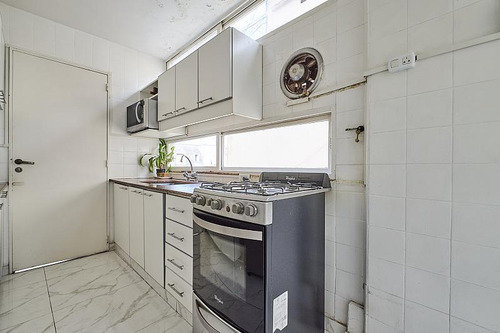 Piso De Cuatro Ambientes Con Cochera En Barrio Norte