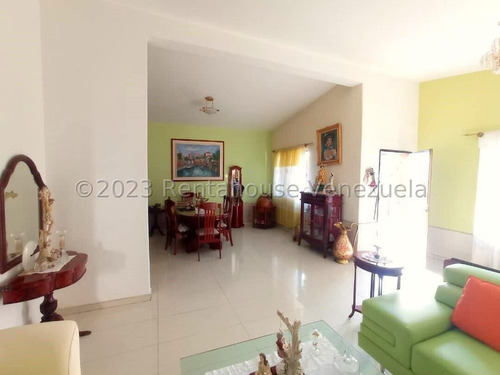 Julio Latouche 24-7529 Casa En Venta Trigal Sur Valencia, Amplia, Cómoda, Totalmente Re-modelada, Tanque Subterráneo