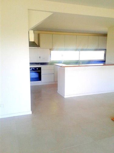 Casa En Venta En El Canton Con 3 Dormitorios. Con Renta