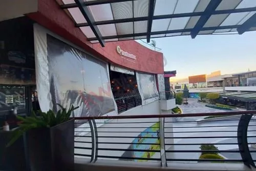 Se Traspasa Restaurant-bar En Plaza Constituyentes Con Increíble Terraza