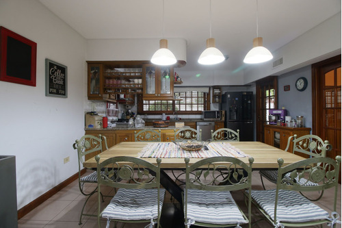 Venta Casa 5 Ambientes Jardin Y Cochera Playroom