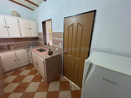 Anexo En Alquiler Al Este De Barquisimeto, **24  21  661** Totalmente Amoblado, Y Remodelado, Maritza, Cocina Equipada, Area De Servicio, Lucena, Aire Acondicionado.