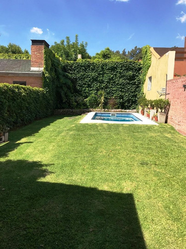 Imagen 16 de 21 de Hermoso Chalet Con Fondo Y Piscina